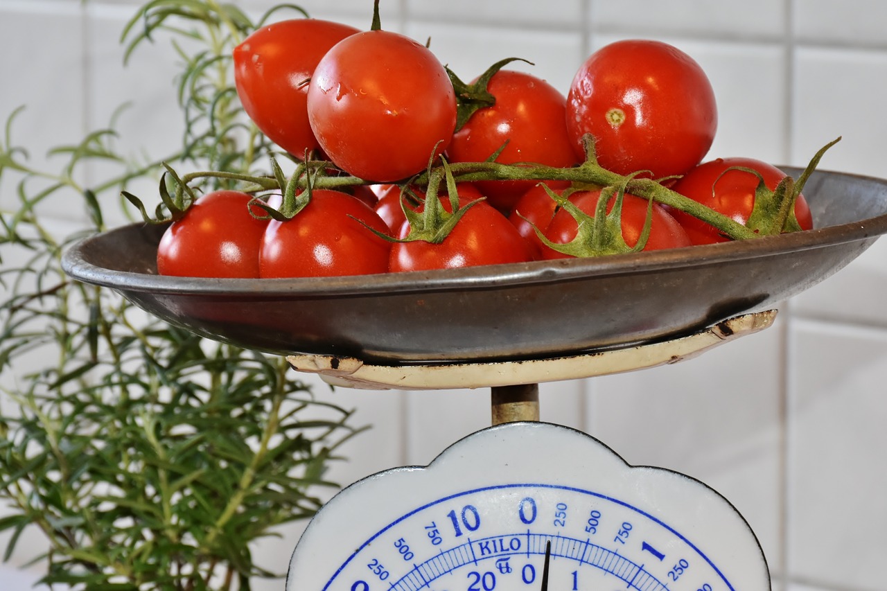 kuechenmaschine-mit-waage-tomaten